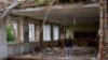 12-річна Анна Скибан стоїть серед уламків своєї колишньої класної кімнати в школі Чернігова, яку російські сили розбомбили в березні. Фото зроблене 30 серпня. AP/Emilio Morenatti 