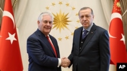 Le secrétaire d'Etat américain Rex Tillerson pose avec le président turc Recep Tayyip Erdogan avant leur réunion à Ankara, en Turquie, le 30 mars 2017.