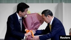 日本首相安倍晉三2020年9月14日向新當選自民黨總裁的菅義偉交棒（路透社）