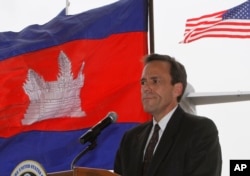 លោក​ វីលៀម​ ថូដ​ William Todd​ ឯកអគរដ្ឋទូត​របស់​សហរដ្ឋអាមេរិក​ថ្លែង​សុន្ទរកថា​នៅ​ក្នុង​អំឡុង​ពិធីធ្វើ​មាតុភូមិនិវត្តន៍​អដ្ឋិធាតុដែល​អាច​ជា​របស់​ទាហានកាល​ពី​សម័យ​សង្គ្រាម នៅ​ឯ​អាកាសយានដ្ឋាន​អន្តរជាតិ​ភ្នំពេញ កាល​ពី​ថ្ងៃ​ទី​២ ខែ​មេសា ឆ្នាំ​២០១៤។ (AP Photo/Heng Sinith)