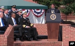 Presidente Obama ouvindo o Secretário da Defesa Leon Panetta durante a cerimónia de tomada de posse do General Dempsey em Fort Myer