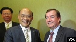 美國會議員羅伊斯（右）與蘇貞昌(美國之音容易拍攝)