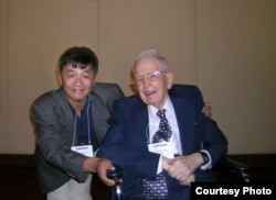 2008年，中國自由派民間智庫北京天則經濟研究所所長盛洪教授和美國芝加哥大學教授科斯（盛洪推特圖片）