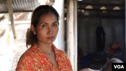 អ្នកនាង ហ៊ុំ លីស្សា អាយុ​៣៣​ឆ្នាំ ជា​ប្រជាពលរដ្ឋ​រស់​នៅ​ក្នុង​សង្កាត់​ជ្រាវ ក្រុងសៀមរាប ដែល​កំពុង​ប្រើប្រាស់ភ្លើង​ឯកជន។ (ស៊ុន ណារិន/VOA)