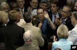 La représentante Gabrielle Giffords du Texas saluant ses collègues de la Chambre