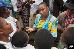 Primeira dama congolesa, Olive Lembe Kabila (ao centro), durante uma marcha pelos direitos das mulheres.