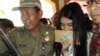 នាង Kahiyang Ayu កូន​ស្រី​របស់​លោក Joko Widodo ប្រធានា​ធិបតី​ថ្មី​របស់​ឥណ្ឌូនេស៊ី ត្រូវ​បាន​អម​ដំណើរ​​ដោយ​កងសន្តិសុខការ​ នៅ​ពេល​​នាង​ទៅ​ប្រឡង​ចូល​ជា​បុគ្គលិក​រដ្ឋការ​ស៊ីវិល​នៅ​ទីក្រុង Solo។ (Y. Satriawan / VOA)