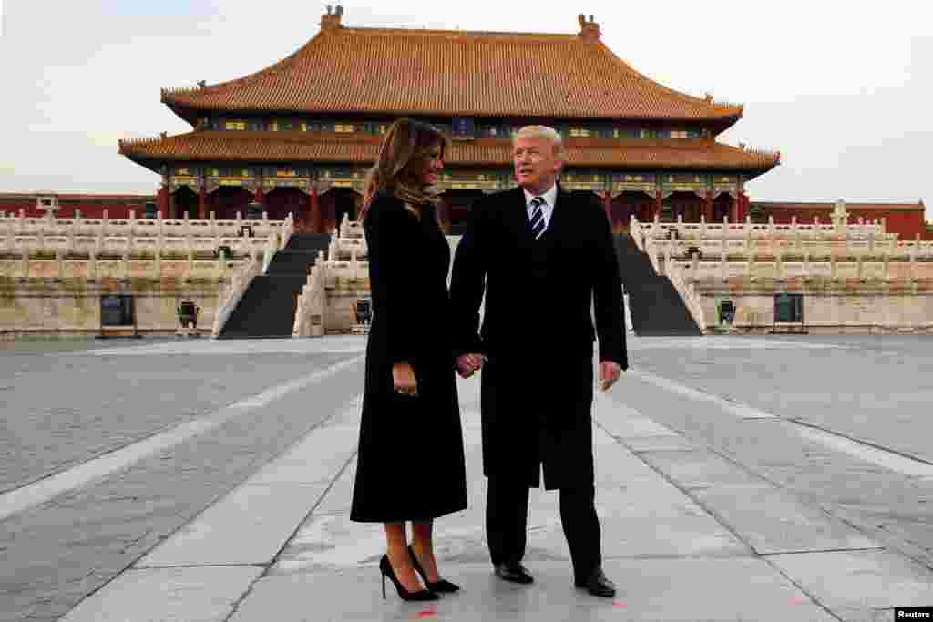 美国总统特朗普和第一夫人梅拉尼亚在首次亚洲之行期间参观中国北京故宫。(2017年11月8日)