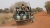 Des soldats patrouillent sur la route de Gorgadji dans la région du Sahel au Burkina Faso, le 3 mars 2019.