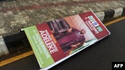 Un panneau de campagne avec photographie et message aux électeurs du chanteur multi-millionnaire Afropop Davido, de son vrai nom David Adedeji Adeleke, à Oshogbo, dans l’État d’Osun, dans le sud-ouest du Nigéria, le 21 septembre 2018.