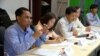 លោក​ អំ សំអាត​ អ្នក​សម្របសម្រួល​បច្ចេកទេស​នៃ​អង្គការ​សិទ្ធិមនុស្ស​លីកាដូ (ឆ្វេង) ​ថ្លែង​នៅ​ក្នុង​សន្និសីទ​​ព័ត៌មាន​អំពី​យុទ្ធនាការ​​«ឈប់​និង​ពិគ្រោះ​យោបល់​លើ​ច្បាប់​​ស្តី​ពី​សមាគម​និង​អង្គការ​មិនមែន​រដ្ឋាភិ​បាល» កាល​ពី​ថ្ងៃ​ច័ន្ទ​ទី​៤ ខែ​ឧសភា ឆ្នាំ​២០១៥។ (នៅ វណ្ណារិន/VOA)