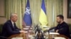 Генеральний секретар НАТО Єнс Столтенберґ (ліворуч) на зустрічі з президентом України Володимиром Зеленським у Києві, Україна, у четвер, 20 квітня 2023 р. (Прес-служба президента України через AP)