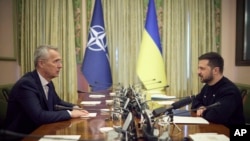 Генеральний секретар НАТО Єнс Столтенберґ (ліворуч) на зустрічі з президентом України Володимиром Зеленським у Києві, Україна, у четвер, 20 квітня 2023 р. (Прес-служба президента України через AP)