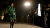 La mannequin libano-australienne, Jessica Kahawaty, arrive à l'exposition du designer américain Virgil Abloh à Doha, la capitale du Qatar, le 4 novembre 2021.