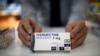 Kotak obat Ivermectine produksi Biogaran, dipajang di sebuah apotek di Paris, Prancis, di tengah merebaknya pandemi COVID-19, 28 April 2020. (REUTERS/Benoit Tessier)