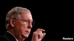 លោក Mitch McConnell មេដឹកនាំ​ក្រុម​មតិ​ភាគ​ច្រើន​ក្នុង​ព្រឹទ្ធសភា​ថ្លែង​ទៅ​កាន់​អ្នក​សារព័ត៌មាន​នៅ​វិមាន​សភា Capitol ក្នុង​រដ្ឋធានី​វ៉ាស៊ីនតោន កាលពី​ថ្ងៃទី៧ ខែមេសា ឆ្នាំ២០១៧។