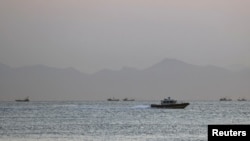 一艘台灣海警船駛過馬祖群島南岸島海域的中國海岸。（2022年8月16日）