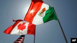 Picha ya bendera za Marekani, Canada na Mexico.