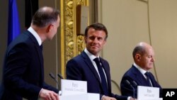 Президент Польщі Анджей Дуда, президент Франції Еммануель Макрон та канцлер Німеччини Олаф Шольц, Париж, 12 червня 2023. Sarah Meyssonnier, Pool через AP