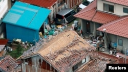 Quelques maisons endommagées par un séisme à Kurayoshi, préfecture de Tottori, Japon, 21 octobre 2016.