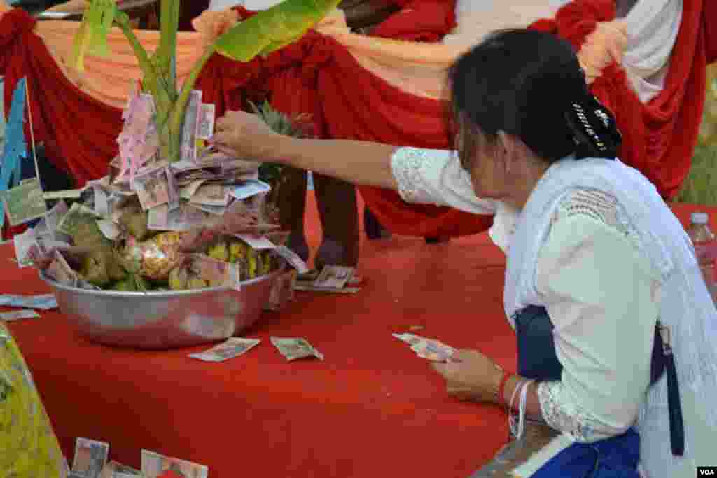 ពុទ្ធសាសនិកនៅថ្ងៃបុណ្យភ្ជុំបិណ្ឌ ក្នុងវត្តមួយនៅជាយក្រុងភ្នំពេញ កាលពីថ្ងៃអង្គារ ទី០៩ ខែតុលា ឆ្នាំ២០១៨។ (ណឹម សុភ័ក្រ្តបញ្ញា/VOA)