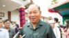 រូបឯកសារ៖​ លោក ម៉ម ប៊ុនហេង រដ្ឋ​មន្រ្តី​ក្រសួង​សុខាភិបាល និយាយ​ជាមួយ​អ្នក​សារព័ត៌មាន​បន្ទាប់​ពី​ពិធី​កាត់ខ្សែ​បូរនៅ​មជ្ឈមណ្ឌល​សុខភាព​ក្រគរ ក្នុង​ខេត្ត​ពោធិ៍​សាត់​ ប្រទេស​កម្ពុជា​កាលពី​ថ្ងៃទី​១៤ ខែ សីហា ឆ្នាំ ២០១៨។(ទុំ ម្លិះ/VOA)