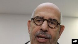 Forte presença militar com aviões de combate a sobrevoarem a cidade do Cairo