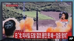 韩国首尔地铁站的电视上正在播放朝鲜发射导弹的影像。（2017年9月15日）
