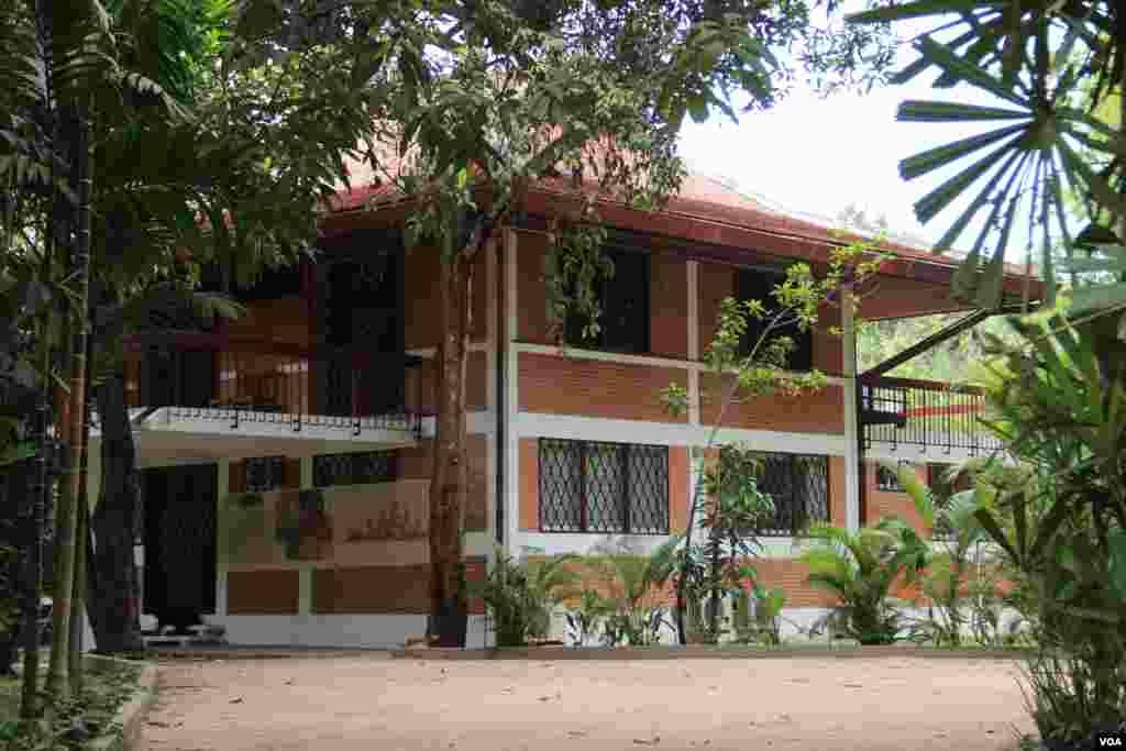  ផ្ទះលោក វណ្ណ មូលីវណ្ណ ដែលស្ថិតនៅតាមបណ្តោយស្ទឹងសៀមរាប ក្រុងសៀមរាប កាលពីថ្ងៃទី២១ ខែមីនា ឆ្នាំ២០១៥។ លោក វណ្ណ មូលីវណ្ណ ទទួលបានភាពល្បីល្បាញដោយសារ លោកជាស្ថាបត្យករខ្មែរម្នាក់ ដែលបានគូរប្លង់សំណង់អគារដ៏ស្រស់ស្អាតជាច្រើន កាលពីសម័យសង្គមរាស្រ្តនិយម (១៩៥៥‍-១៩៧០)។ (នូវ ពៅលក្ខិណា/VOA)