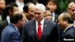 美國副總統彭斯（中）與東盟領導人交談（路透社）