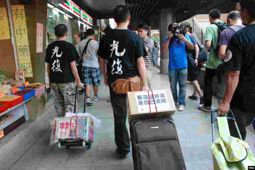 北區水貨客關注組成員模仿水貨客遊行,抗議大陸水貨客影響居民生活