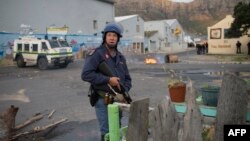 Un policier sud-africains patrouille près de Hout Bay, non loin du Cap, Afrique du Sud, 14 septembre 2017.