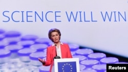 Presidentja e Komisionit Evropian Ursula von der Leyen gjatë një vizite në kompaninë amerikane Pfizer, në Puurs, Belgjikë (23 prill 2021)