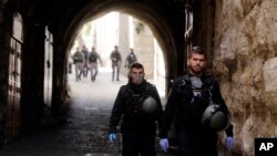 Forcat e sigurisë izraelite duke patrulluar rrugët e Jeuzalemit të Vjetër