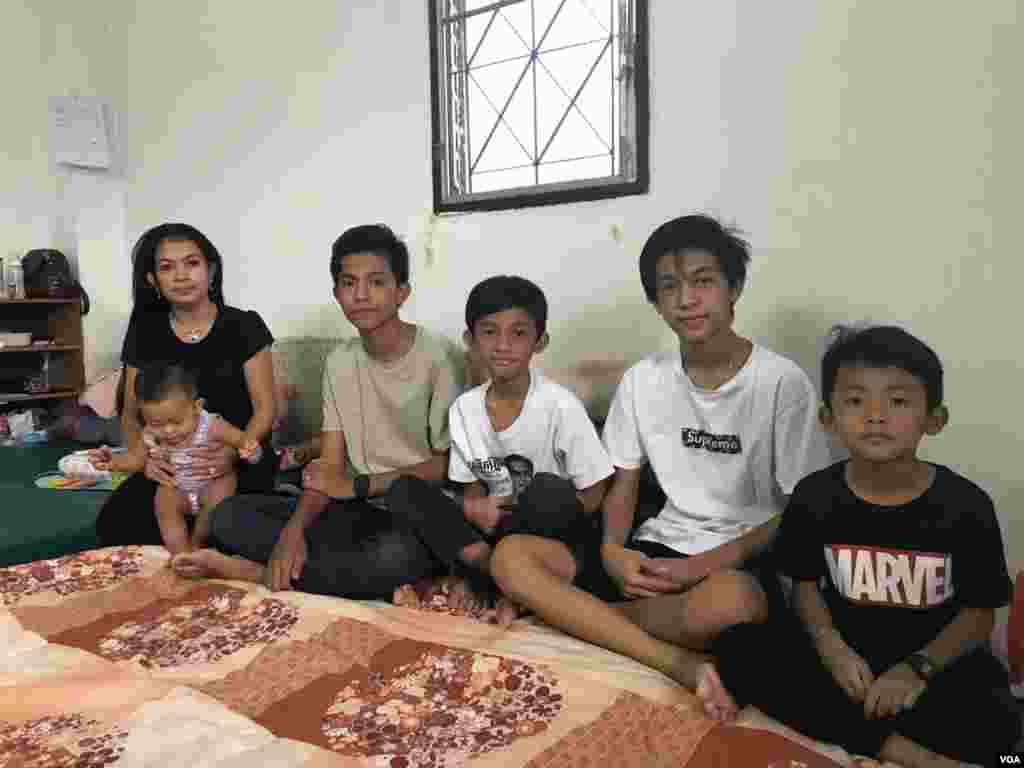 អ្នកស្រី ប៊ូ រចនា ភរិយា និងកូនប្រុសទាំង៥នាក់ អង្គុយនៅក្នុងកន្លែងលាក់ខ្លួនបណ្តោះអាសន្នក្នុងប្រទេសមួយ កាលពីថ្ងៃទី២ ខែកក្កដា ឆ្នាំ២០១៧។ (សុខ ខេមរា/VOA)