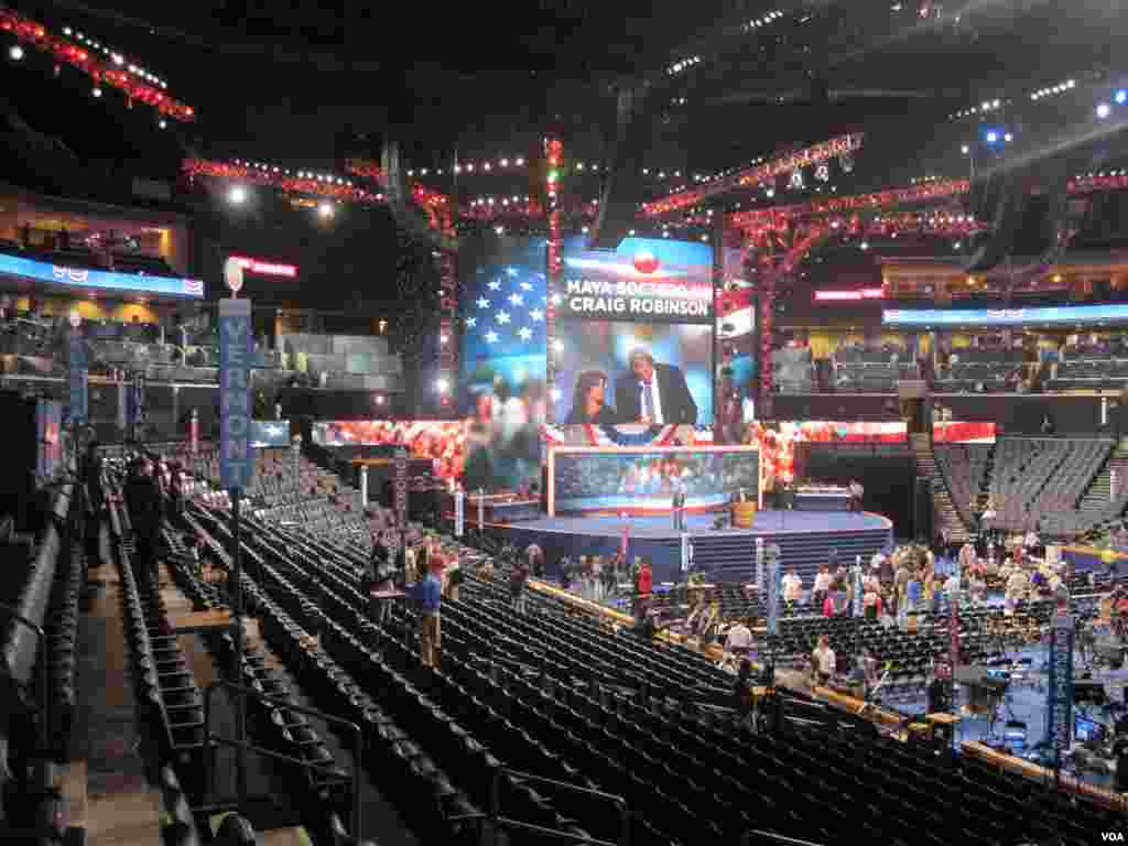 Le Time Warner Arena a Charlotte, site de la Convention 2012 des democrates. (N. Pinault/VOA)