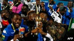 Les joueurs de TP Mazembe célèbrent avec le trophée leur victoire sur Supersport United au terme de la finale retour de la Coupe de la CAF, au stade Lucas Moripe, à Atteridgeville, Pretoria, 25 novembre 2017. 
