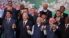 Viongozi waliohudhuria kongamanao la G20 huko Rio de Janeiro, akiwemo Rais wa Afrika Kusini Cyril Ramaphosa (wa mwisho kulia) wakionyesha mshikamano. Ramaphosa amechukua usukani wa G20 baada ya Umoja wa Afrika kukubaliwa kama mwanachama wa kudumu wa G20.