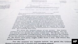 照片顯示亞特蘭大第11聯邦巡迴上訴法院判決書中的一頁,這一裁決使得調查人員可以繼續審查8月8日聯邦調查局搜查特朗普的海湖莊園期間收走的大約100份機密文件。(2022年9月21日)