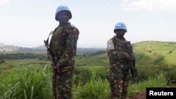 Deux casques bleus tanzaniens en patrouille aux environs de Goma (Archives - Reuters//Kenny Katombe)