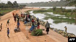 Le long du fleuve Niger à Niamey, le 21 décembre 2017.