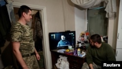 資料照片：烏克蘭軍人在頓涅茨克州的一處軍隊修養站觀看總統澤連斯基的年終致辭。(2022年12月31日)