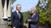 Jens Stoltenberg à esquerda com o presidente finlandês Sauli Ninisto