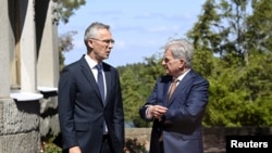 Jens Stoltenberg à esquerda com o presidente finlandês Sauli Ninisto