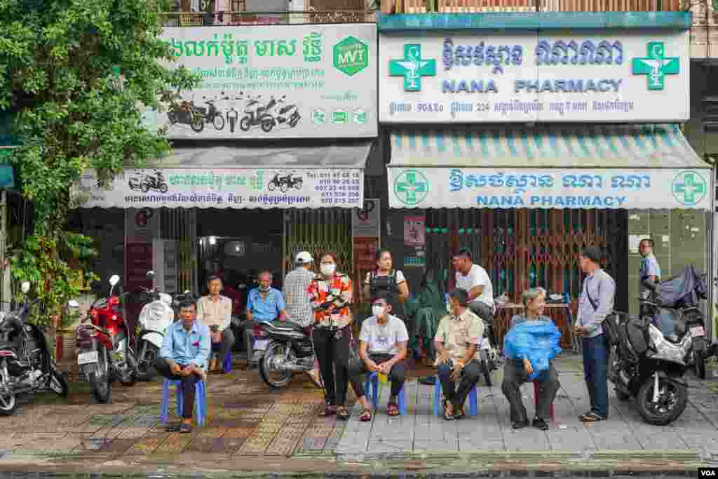ប្រជាពលរដ្ឋអង្គុយអង្កេតមើលការរាប់សន្លឹកឆ្នោតនៅមណ្ឌលបោះឆ្នោតមួយ ក្នុងសង្កាត់បឹងព្រលិត ខណ្ឌ៧មករា រាជធានីភ្នំពេញ ថ្ងៃទី០៥ ខែមិថុនា ឆ្នាំ២០២២។ (ខាន់ សុគុំមនោ/វីអូអេ)