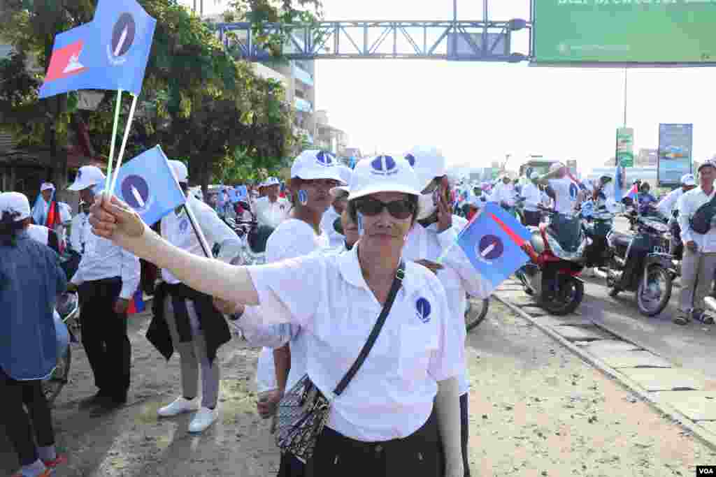 អ្នកគាំទ្រគណបក្សភ្លើងទៀនដង្ហែក្បួននៅរាជធានីភ្នំពេញ នាថ្ងៃបញ្ចប់នៃយុទ្ធនាការឃោសនារកសំឡេងឆ្នោត ថ្ងៃទី៣ ខែមិថុនា ឆ្នាំ២០២២។ (ស៊ុន ណារិន/វីអូអេ)