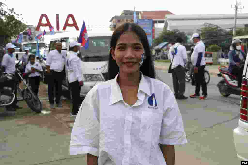 អ្នកនាង ហេង ស្រីលាភ អ្នកគាំទ្រគណបក្សភ្លើងទៀនក្នុងរាជធានីភ្នំពេញ (ស៊ុន ណារិន/វីអូអេ)