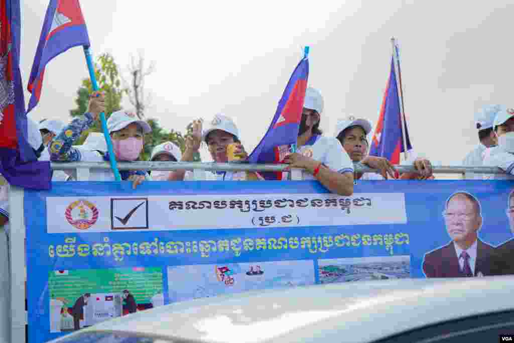 សកម្មជន និងក្រុមអ្នកគាំទ្រគណបក្សប្រជាជនកម្ពុជា ចូលរួមក្បួនឃោសនាគណបក្សខ្លួន នៅរាជធានីភ្នំពេញ ថ្ងៃទី០៣ ខែមិថុនា ឆ្នាំ២០២២។ (ខាន់ សុគុំមនោ/វីអូអេ)