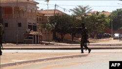 Un soldat patrouille dans le quartier du palais du gouvernement à Bissau, capitale de la Guinée-Bissau, le 1er février 2022.