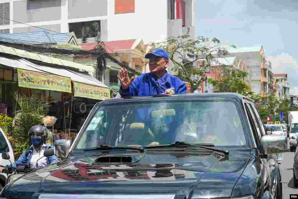 លោក ញឹក ប៊ុនឆៃ ប្រធានប្រធានគណបក្សខ្មែររួបរួមជាតិ បង្ហាញមុខឲ្យប្រជាពលរដ្ឋតាមដងផ្លូវ បានឃើញនៅក្នុងក្បួនឃោសនាការបោះឆ្នោតឃុំសង្កាត់ នៅរាជធានីភ្នំពេញ ថ្ងៃទី០៣ ខែមិថុនា ឆ្នាំ២០២២។ (ខាន់ សុគុំមនោ/វីអូអេ)
